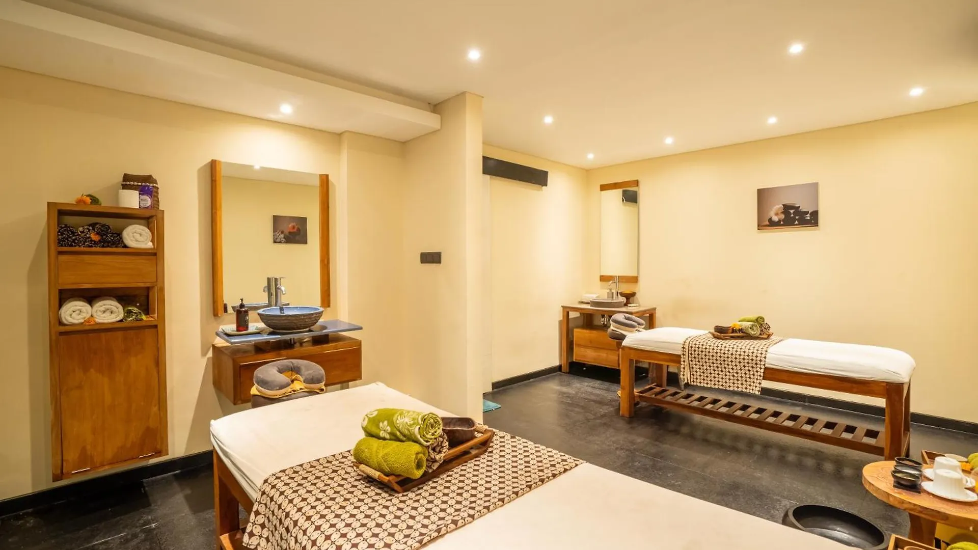 Kamaniiya Petitenget Seminyak Hotel